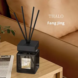 Rafraîchisseur d'air intérieur en rotin moderne Bouteille en verre parfumée Parfum d'aromathérapie pour chambre à coucher Salon Ornements éliminant les odeurs - Product Image 1