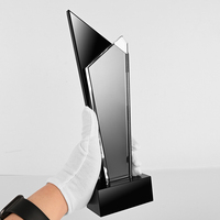 Nouveaux trophées personnalisés uniques en cristal transparent avec gravure de logo sur mesure et base noire