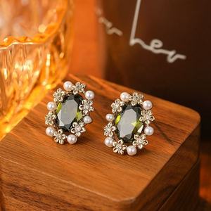 Pendientes de Botón Geométricos con Circonita Esmeralda Estilo Bosque, Serie Tranquilidad Floral de Moda Retro, Versátiles, Chapados en Oro de Alta Gama - Product Image 1