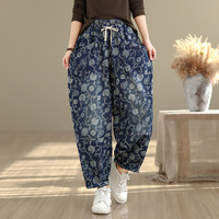 Celana harem denim wanita model retro, bermotif print, kasual, longgar, pinggang elastis dengan tali serut, efek washed, potongan slim.