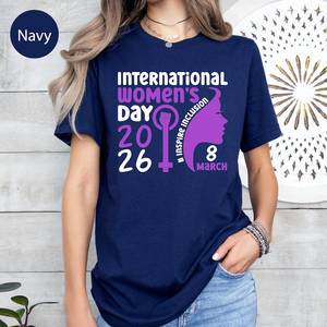 T-shirt per la Giornata Internazionale della Donna 2026 da donna, stampa viola, casual, girocollo, manica corta, 100% cotone jersey, vestibilità aderente - Product Image 3