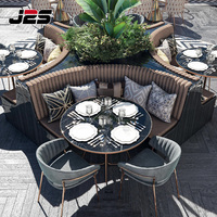 Meubles de restaurant d'extérieur en aluminium coulé de luxe J2S, canapé circulaire, table ronde en marbre pour hôtel, terrasse