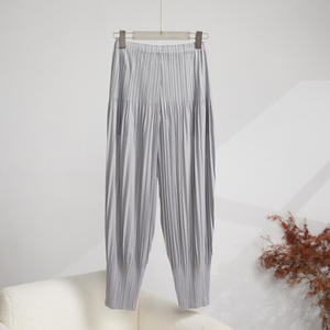 Pantalon large plissé élégant et décontracté pour femme, taille élastique texturée gris foncé, style coréen, 100 % polyester, par PY Fashion Design - Product Image 4