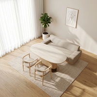 Ensemble de chambre d'hôtel moderne avec tête de lit capitonnée, lit king size, banc de fenêtre en bois clair et ensemble de salon, qualité commerciale pour appartement
