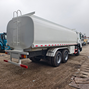 Camion-citerne à carburant Sinotruk Howo de 20 000 <span class=keywords><strong>litres</strong></span> à 25 000 <span class=keywords><strong>litres</strong></span> avec 5 compartiments - Product Image 5