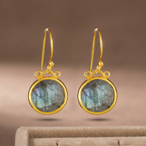 Boucles d'oreilles clous en laiton faites à la main avec pierres d'onyx taille princesse, plaquées argent/or, tendance bohème chic - Product Image 3