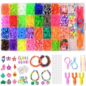 Venta al por mayor: Pulseras de goma DIY de 32 rejillas, coloridas, hechas a mano, juguetes de costura y tejido para arte y manualidades. - Product Image 1