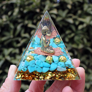 Pyramide Bouddha en résine époxy cristalline avec pierres turquoise – Décoration Feng Shui pour salon et bureau - Product Image 2