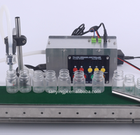 Machine de remplissage liquide de bouteille d'huile essentielle de parfum à tête unique numérique automatique de prix d'usine avec convoyeur