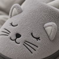 Pantoufles en peluche chat gris, douces, doublées polaire, à enfiler, pour l'intérieur et l'hiver