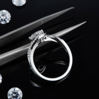 Anillo de Plata 925 con Moissanita Redonda y Piedras Laterales Engastadas, Anillo de Boda al por Mayor