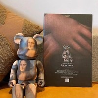Support OEM personnalisé 70 cm et 28 cm cadeau de promotion Bearbrick pour la décoration de la maison artisanat en résine époxy