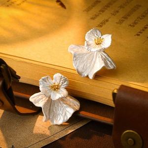 Pendientes de Perlas con Acabado en Spray, Diseño Geométrico Moderno, Chapados en Oro, Estilo Lujoso y Sofisticado, Tamaño Pequeño - Product Image 4