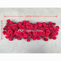 DKB Meilleures ventes Décoration de mariage : Chemin de table, centre de table et chemin floral pour allée, avec fleurs artificielles en soie rouge en forme de roses