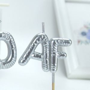 Bougies de gâteau en lettres métalliques argentées « OLD AF » en gros pour mariages et anniversaires - Product Image 3
