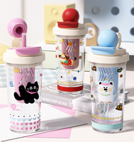 Gobelet isotherme en plastique de 550 ml avec infuseur à thé, couvercle anti-poussière, paille flottante, sangle et double mode de consommation, motif chat mignon, pour étudiants et écoliers - Vente en gros