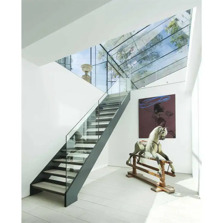 Escaleras de madera de Metal para interiores de lujo prefabricadas Diseño de escalera recta de larguero de canal personalizado moderno para barandilla de vidrio
