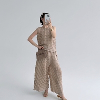 En stock : Ensemble d'été plissé Miyake 2 pièces élégant, comprenant un haut court sans manches uni à texture tissée 3D et un pantalon ample à jambes larges