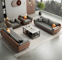 Sofá Seccional de Tres Plazas de Estilo Moderno y Lujo Ligero, Patas de Acero Inoxidable de Forma Rectangular, Material de Madera y Cuero para Sala de Estar