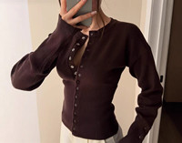 Damen Strickjacke mit Rundhalsausschnitt, Knopfleiste, Langen Ärmeln, Geripptem Taillenbund, Lässiger Herbst-Winter Großhandels-Pullover