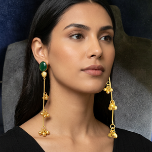 Boucles d'oreilles pendantes cachemiriennes en laiton plaqué or, oxydé, avec pierre verte, longue chaîne perlée et pompon, pour femmes, vente en gros, bijoux indiens - Product Image 1