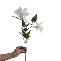 Vente en gros de fleurs artificielles en soie de clématite blanche modernes de haute qualité, faites à la main, en vrac, pour la décoration murale de la maison, mariage