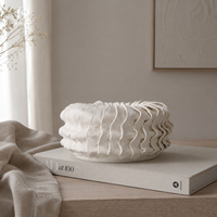 Plateau rond décoratif en céramique Jossin avec texture inspirée des coquillages irréguliers pour le chocolat, la bougie, le sable et la décoration d'hôtel