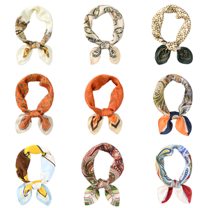 Nuevo Diseño, Pañuelo Cuadrado de Poliéster Multifuncional Ligero con Estampado Digital de Cadena Floral de Lujo de 70*70CM para Mujer - Product Image 1