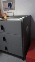 Lemari Nakas Kayu dengan Kunci Sandi, 3 Laci, Pengisian Daya Nirkabel, Lampu Ambient, Speaker Bluetooth, Kaca