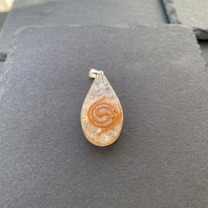 Pendentif en orgonite en forme de goutte RozRin Crystals avec incrustation spirale en cuivre sculpté, thème Amour, pierre de guérison Feng Shui artisanale - Product Image 3