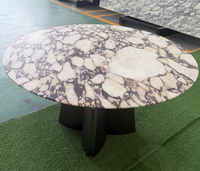 Table à manger moderne de luxe personnalisée en marbre Calacatta Viola, plateau poli en pierre à veines violettes, base en métal noir pour hôtel/villa