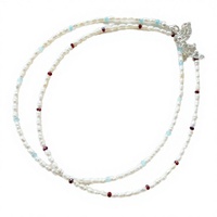 Collier ras-de-cou géométrique de haute qualité avec petites perles de riz d'eau douce et perles de verre colorées, fermoir en filigrane plaqué or 14 carats