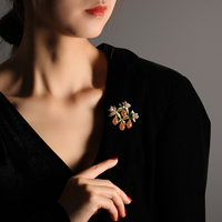 Broche Qianzuyin de haute qualité en alliage plaqué or vintage avec perle et fruit de kaki, idéale pour mariage, fête ou comme cadeau, bijou.