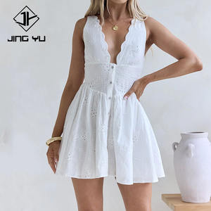 Robe mini plissée à col en V profond, blanche, de haute qualité, avec broderie personnalisée en coton. - Product Image 1