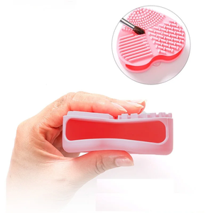 Limpiador de Brochas de Maquillaje de Silicona en Forma de Corazón - Diseño Plegable con Esponja Rosa Gratis, Portátil y de Secado Rápido para una Fácil Limpieza - Product Image 3