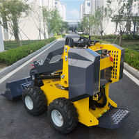 Chargeuse sur pneus avec benne polyvalente et fourches à palettes pour travaux agricoles, travaux de construction et tâches de déneigement