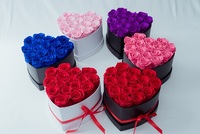 Boîte-cadeau élégante de 16 roses rouges conservées en papier en forme de coeur faite à la main pour la Saint-Valentin
