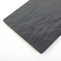 Plateau de service rectangulaire plat moderne et minimaliste en mélamine noire de qualité alimentaire pour steak, sushi et sashimi