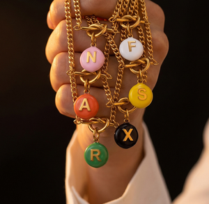 Collar de Acero Inoxidable Chapado en Oro con Colgantes de Letras de Resina Coloridas, Cadena de Eslabones Moderna, Unisex, para Uso Diario - Product Image 1
