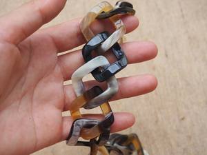 Collier classique en corne de buffle, artisanat naturel, bijoux faits à la main mettant en valeur la texture organique et la simplicité artistique - Product Image 4