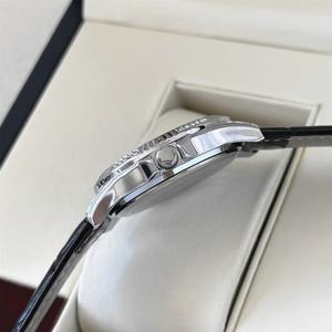 นาฬิกาข้อมือควอตซ์หนังสำหรับผู้ชาย ลดราคาพิเศษ พร้อมหน้าปัดเรืองแสง แสดงวันที่ ดีไซน์หรูหรา รับผลิตแบบ OEM ODM พร้อมเข็มนาฬิกา - Product Image 2