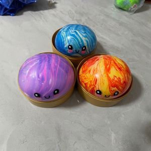 Al por mayor: Caja Sorpresa de Dumplings Squishy Adorables con Diseño Tie Dye, Bola de Apretar para Niños - Product Image 2