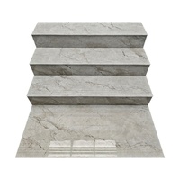 Système de carreaux en porcelaine pour marches et plateformes, grand format, aspect marbre pour hall d'hôtel et escaliers de villa