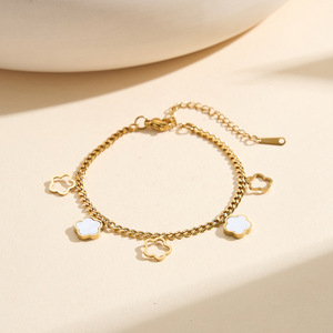Élégante Chaîne de Cheville à Breloque Fleur en Acier Inoxydable Plaqué Or 18K avec Incrustation de Coquillage Blanc, Chaîne Curb Fleurie, Bijou d'Été pour la Plage - Product Image 6