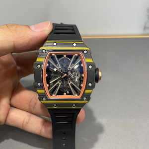Reloj Automático de Alta Gama para Hombre con Caja de Carbono a Rayas Amarillas y Movimiento Esqueleto - Product Image 1