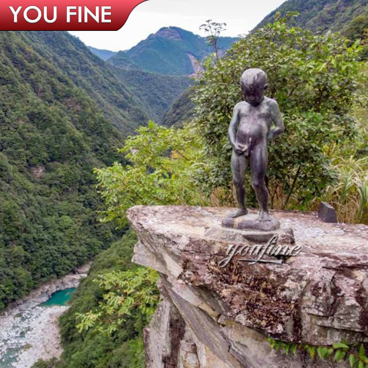 屋外ガーデンブロンズのぞき見子供男の子彫刻金属のぞき見男の子像公園