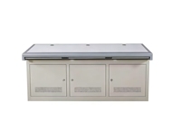 Console de salle de contrôle industrielle avec 3 armoires de rangement verrouillables, base de rack de serveur ventilée et trous de gestion des câbles