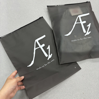Sac d'emballage personnalisé en EVA recyclé noir semi-transparent avec fermeture éclair pour vêtements, sacs à fermeture éclair givrés noirs pour l'emballage des vêtements