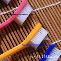 Remise en gros sur la brosse à dents à double tête à long manche pour animaux de compagnie à poils souples soins bucco-dentaires pour chiens en plastique