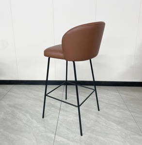 Tabouret <span class=keywords><strong>de</strong></span> <span class=keywords><strong>bar</strong></span> <span class=keywords><strong>haut</strong></span> <span class=keywords><strong>de</strong></span> gamme tendance, style nordique, avec pieds en métal noir et assise en cuir marron ton sur ton, pour comptoir. - Product Image 4